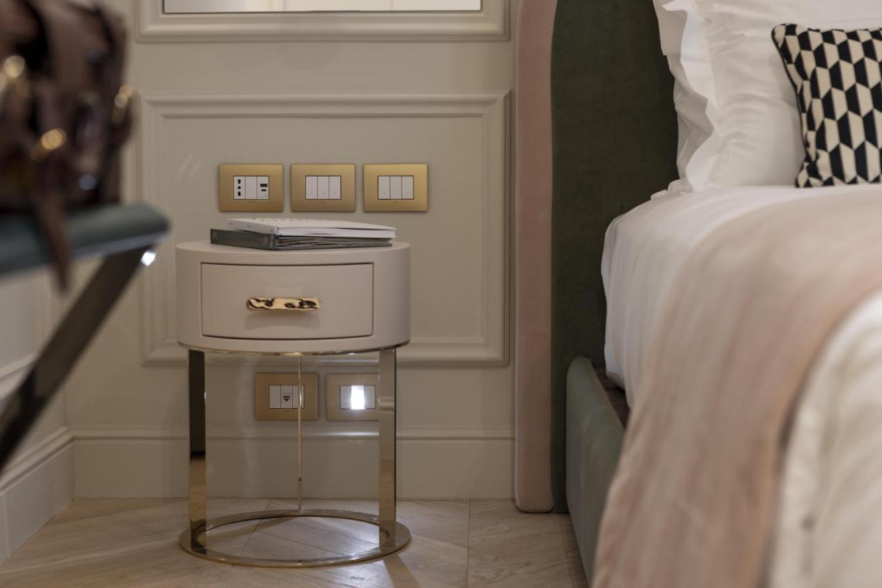 Hotel La Gemma Florence Extérieur photo A bedside table